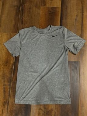 Nike Men’s Heather Grey Short-Sleeve Dri-FIT Performance Tee